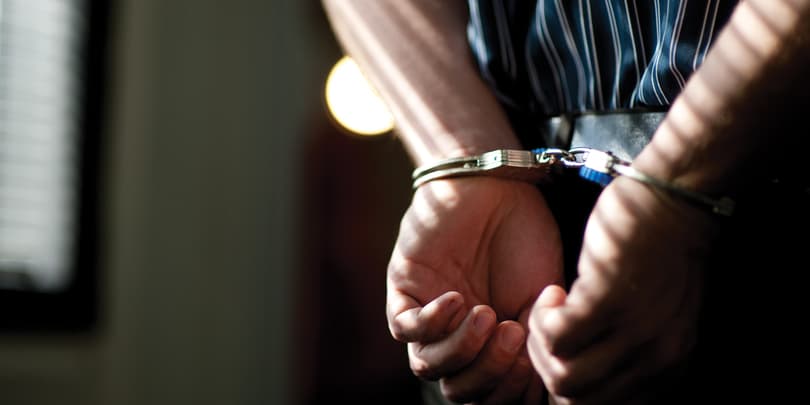 დიდი ოდენობით ქრთამის აღების ფაქტზე წალენჯიხის მუნიციპალიტეტის მერიის თანამშრომლები დააკავეს