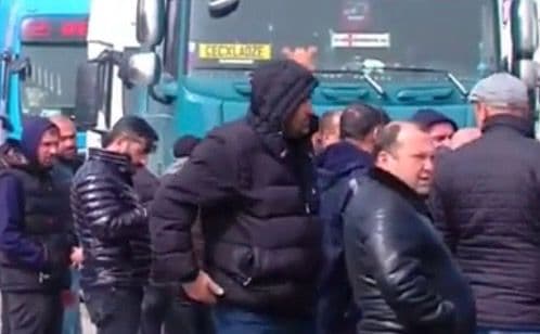 მძღოლები სახმელეთო ტრანსპორტის სააგენტოს ხელმძღვანელობის გადადგომას მოითხოვენ