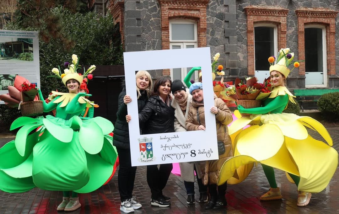 ბორჯომში ანიმატორებმა ქუჩაში მოსიარულე ქალებს ყვავილები გადასცეს