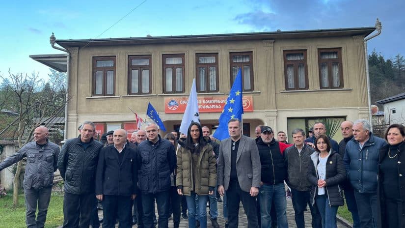 მიხეილ სააკაშვილის გათავისუფლების მოთხოვნით შეგროვებულ ხელმოწერებს სალომე ზურაბიშვილს დღეს გადასცემენ