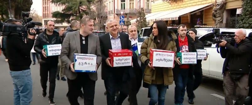 პრეზიდენტის ადმინისტრაციაში მიხეილ სააკაშვილის გათავისუფლების მოთხოვნით 200 000-მდე ხელმოწერა მიიტანეს