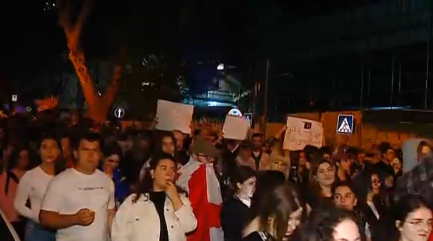 აქციის მონაწილეები ათონელის რეზიდენციისკენ მსვლელობას მართავენ