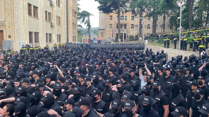 პარლამენტთან საპროტესტო აქციის მიმდინარეობს – მობილიზებულია პოლიცია