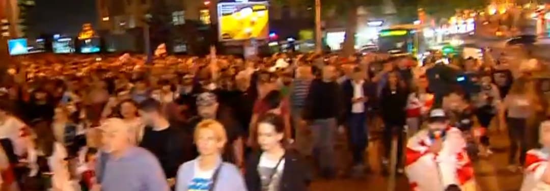 აქციის მონაწილეები პარლამენტიდან გმირთა მოედანზე შეკრებილებს უერთდებიან