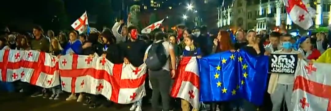 აქციის მონაწილეები მსვლელობით “ქართული ოცნების” ოფისთან მივიდნენ