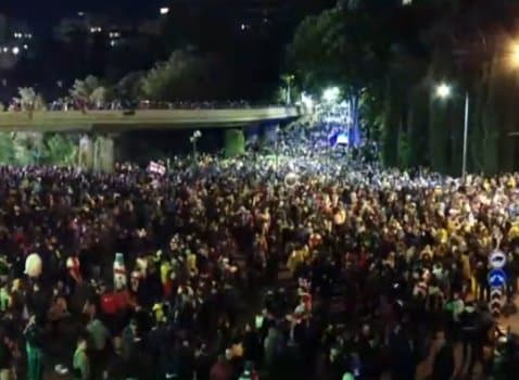 აქციის მონაწილეებმა მტკვრის ორივე სანაპირო გადაკეტეს