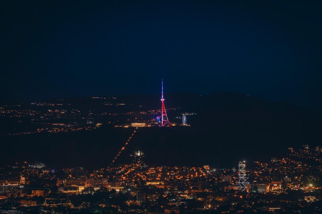 თბილისის ანძა აშშ-ის დროშის ფერებში განათდა