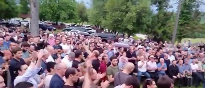 “ჩვენ ძალიან კარი ახალგაზრდობა გვყავს, რატომ უნდა მოვიდეს აქ ვიღაც შტერი ხალხი, რომელიც ჩვენებს როგორც მონებს ისე მართავს”