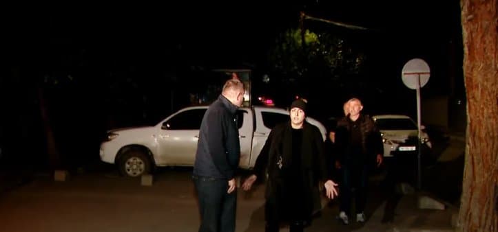 პროკურორი – დედა იყო პირი, რომელსაც მოეწონა ასაკით უფროსი შეძლებული მამაკაცი და ორგანიზატორი, რომ მომხდარიყო ნიშნობა