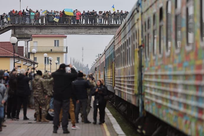 ომის დაწყების შემდეგ ხერსონში კიევიდან პირველი მატარებელი ჩავიდა