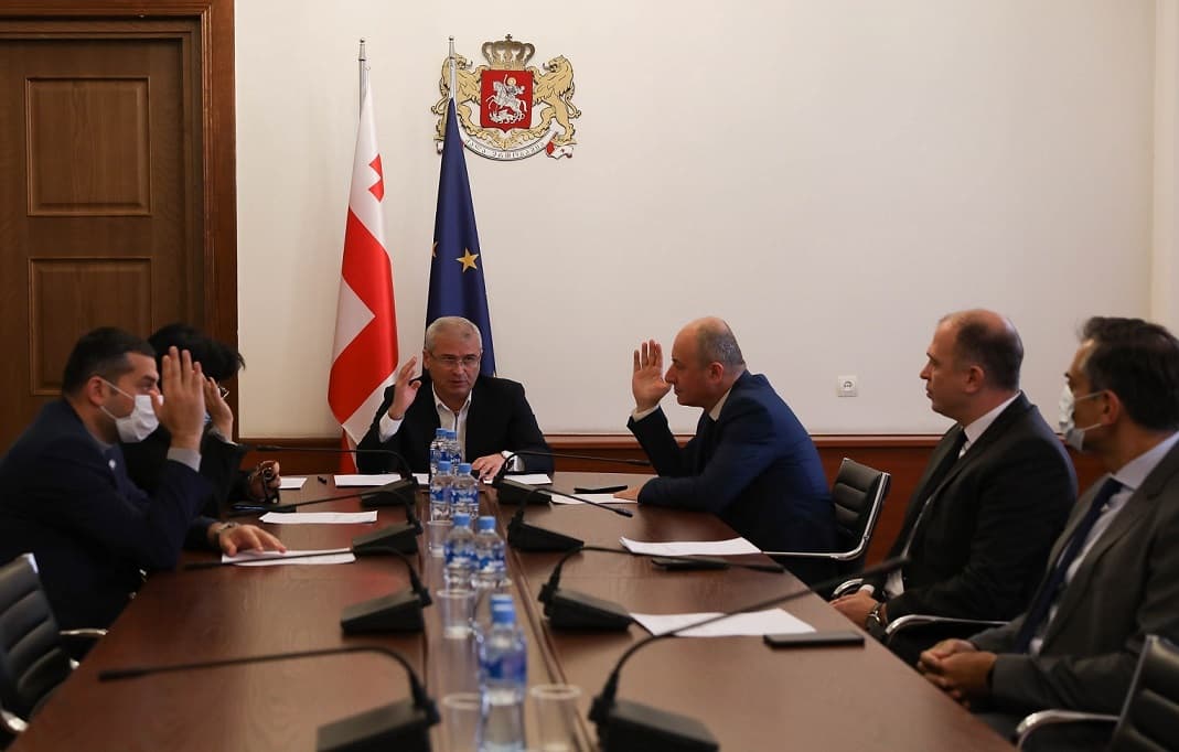 საპროცედურო საკითხთა კომიტეტმა მამუკა ხაზარაძისთვის პარლამენტის წევრის უფლებამოსილების ვადამდე შეწყვეტის საკითხზე იმსჯელა