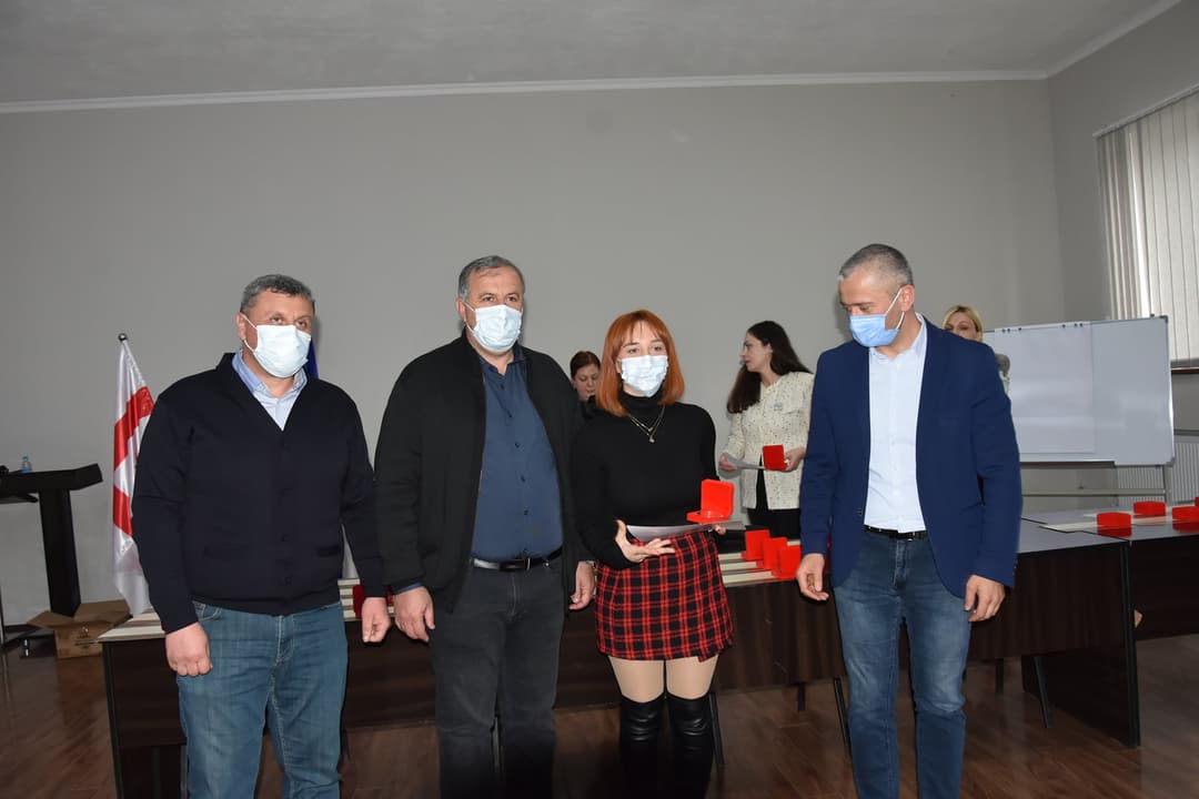 წყალტუბოს მუნიციპალიტეტის მერიაში წარჩინებული მოსწავლეები დააჯილდოვეს