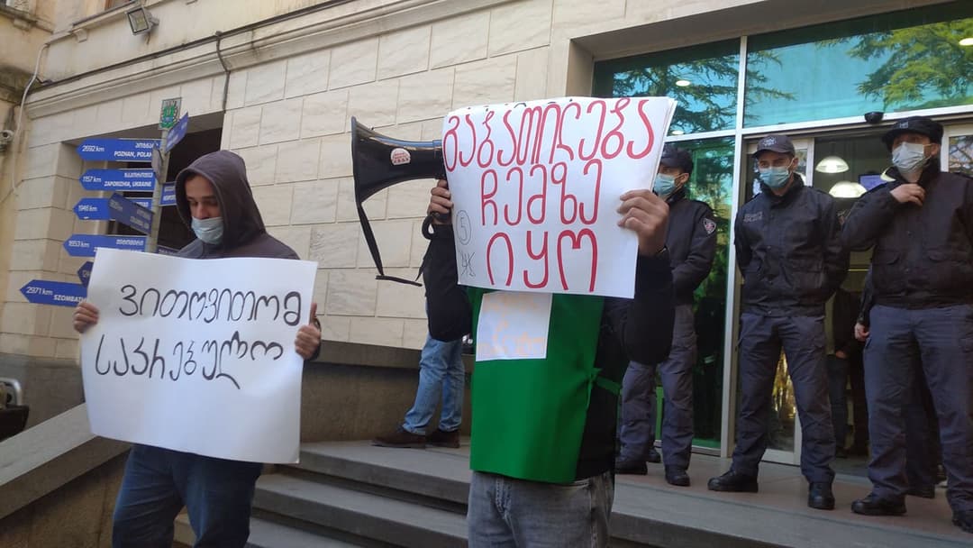 ქუთაისის საკრებულოსთან სამოქალაქო აქტივისტი დააკავეს