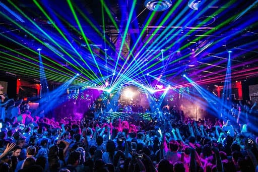 31 დეკემბერს და 1 იანვარს ღამის კლუბებს სტუმართა შეზღუდული რაოდენობით და გამკაცრებული რეგულაციებით ღონისძიებების გამართვის ნებართვა მიეცათ