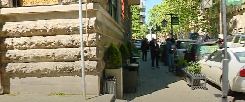 ექიმის ინფორმაციით, გოგებაშვილის ქუჩაზე დაჭრილი მამაკაცის მდგომარეობა მძიმეა