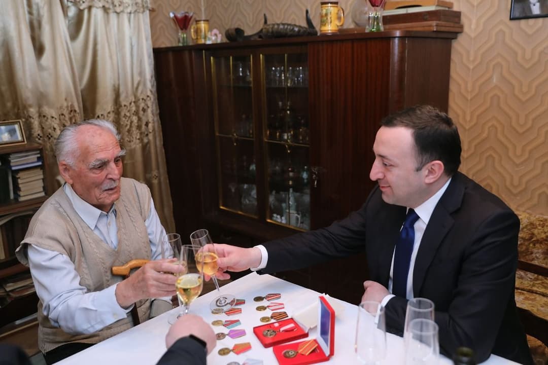 ირაკლი ღარიბაშვილი ომის ვეტერანს, 100 წლის იოსებ ტუხაშვილს სახლში ეწვია და ფაშიზმზე გამარჯვების დღე მიულოცა