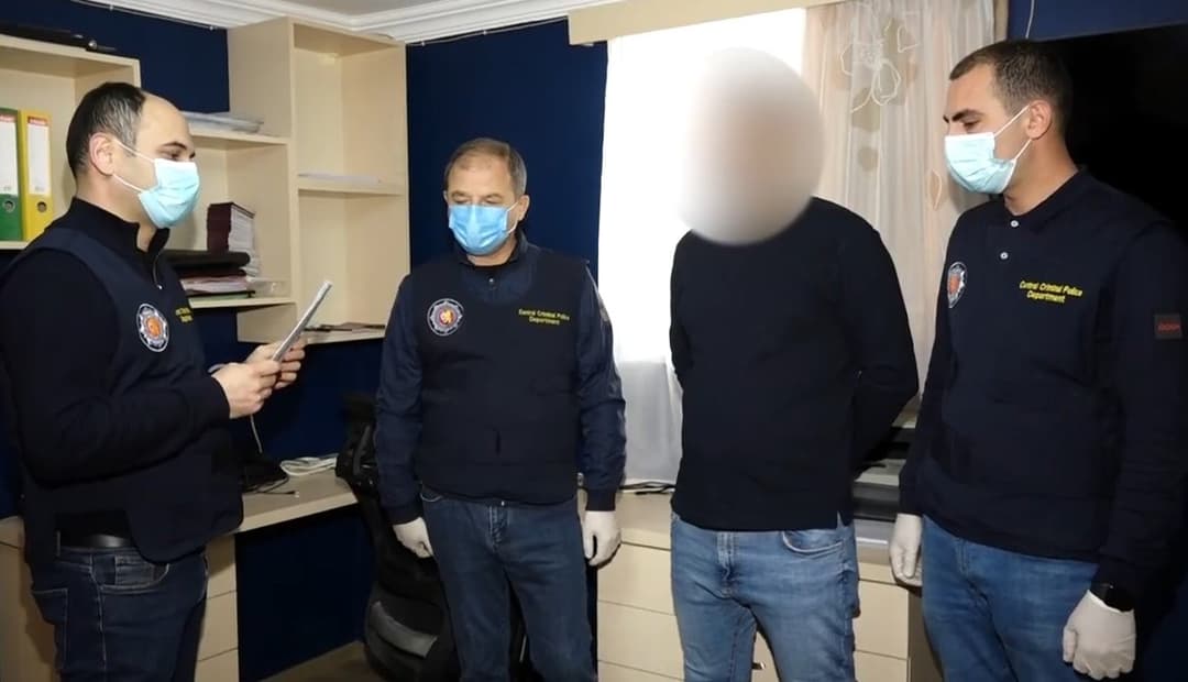 აშშ-სა და კანადაში საქართველოს მოქალაქის უკანონოდ დარჩენისთვის შესაბამისი პირობების შექმნის ბრალდებით ერთი პირი დააკავეს