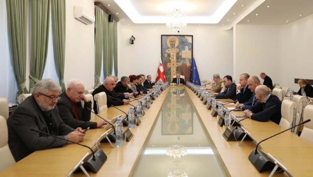 ბიუროს წევრებმა უკრაინაში დაღუპული ქართველი მეომრების ხსოვნას წუთიერი დუმილით პატივი მიაგეს