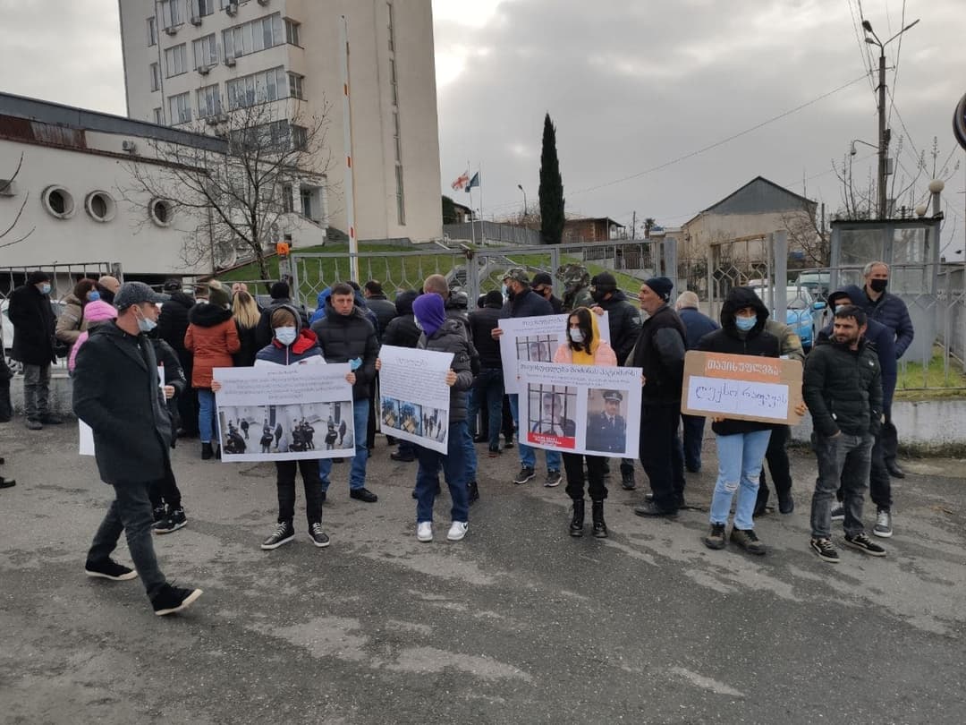 ქუთაისის საქალაქო სასამართლოში ლექსო რაფავას საქმის განხილვა მიმდინარეობს