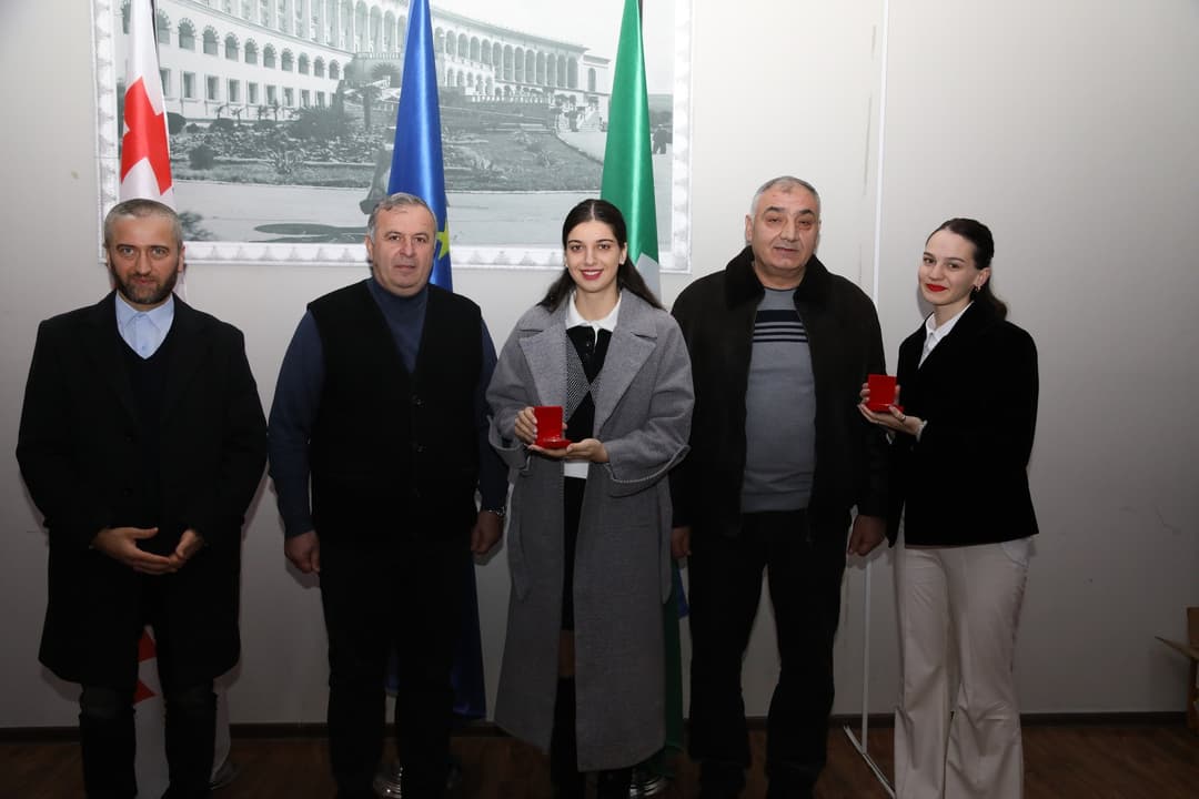 წყალტუბოს საჯარო სკოლების წარჩინებულ მოსწავლეებს ოქროსა და ვერცხლის მედლები გადასცეს