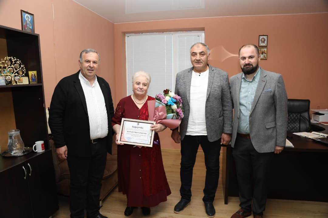 წყალტუბოს მერმა და საკრებულოს თავმჯდომარემ N2 საბავშვო ბაღის აღმზრდელს პედაგოგიური მოღვაწეობის 50 წლისთავი მიულოცეს