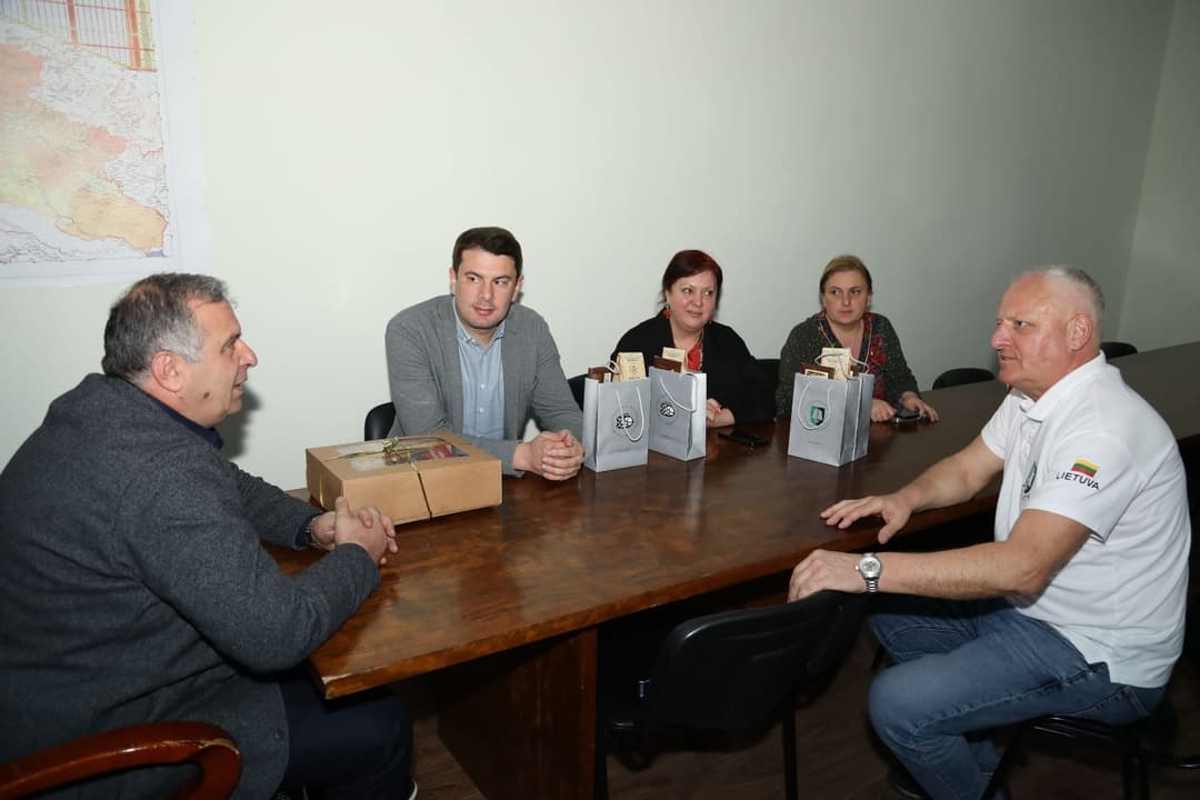 გენადი ბალანჩივაძე წყალტუბოსთან დამეგობრებული ქალაქის შილუტეს საკრებულოს დეპუტატს შეხვდა