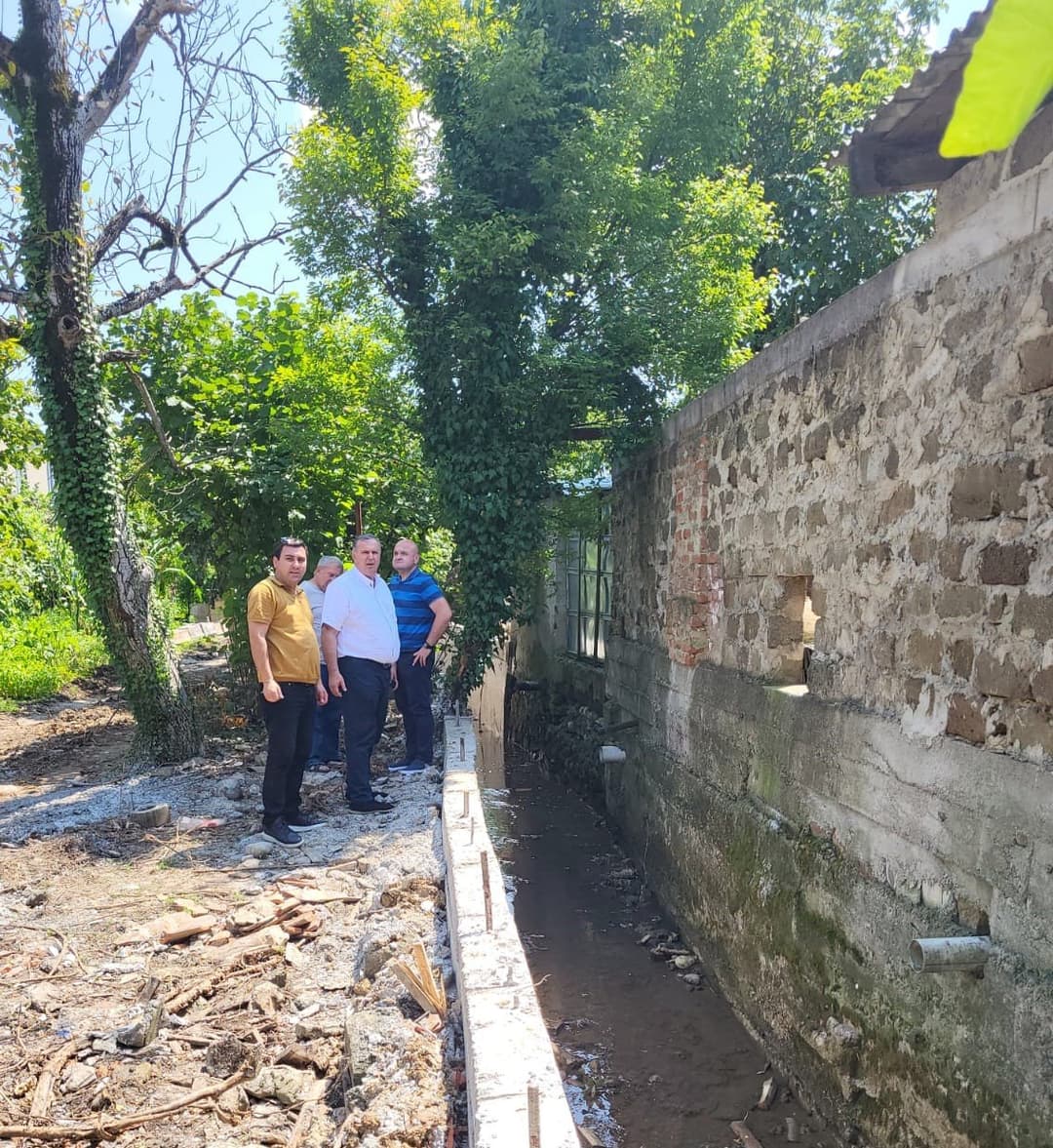 წყალტუბოს მუნიციპალიტეტის მერმა წყალშემკრები არხის მოწყობის სამუშაოები დაათვალიერა