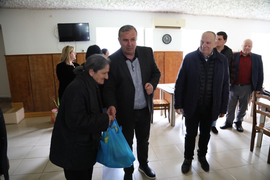 წყალტუბოში, სათნოების სახლის ბენეფიციარებს საკვები პროდუქტები გადაეცათ, ასევე ბიუჯეტიდან 100-100 ლარი დაერიცხათ