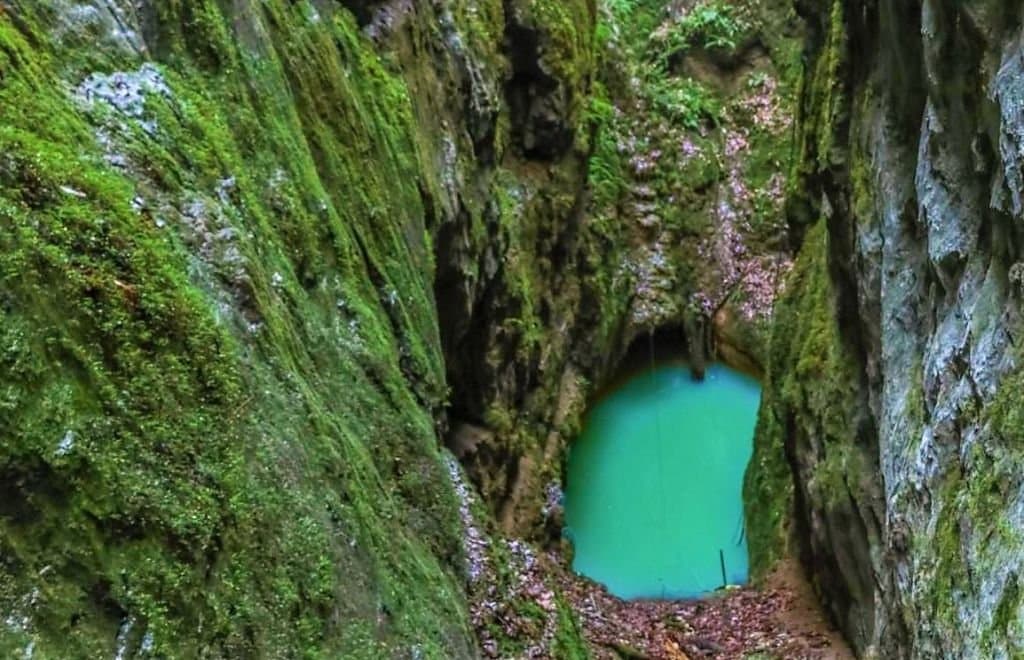 სოფელ ყუმისთავში “გაბზარულ ტბასთან“ მისასვლელი გზის რეაბილიტაცია დასრულებულია