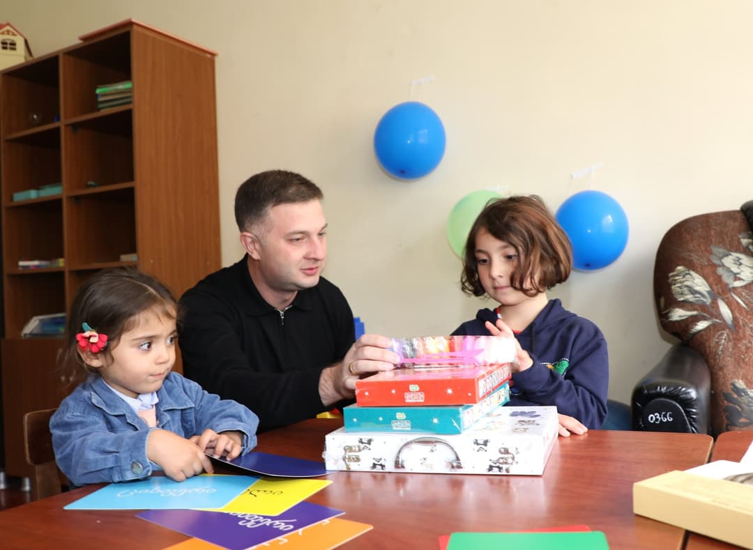 სერგი ხიდეშელმა ონის მუნიციპალიტეტში არსებული ადრეული და სკოლამდელი აღზრდისა და განათლების ცენტრები მოინახულა