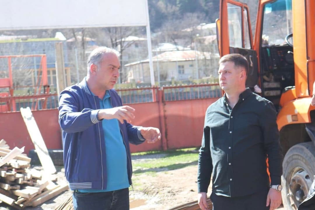 ონის მუნიციპალიტეტის მერმა კახაბერის ქუჩაზე მიმდინარე ინფრასტრუქტურული პროექტი დაათვალიერა