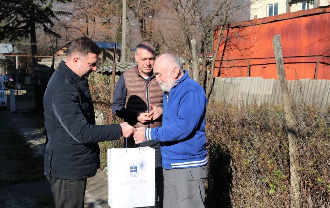 ონის მუნიციპალიტეტში სხვადასხვა საჭიროების მქონე ოჯახებისთვის წინასაახალწლო სასაჩუქრე ნაკრებების დარიგება დაიწყო