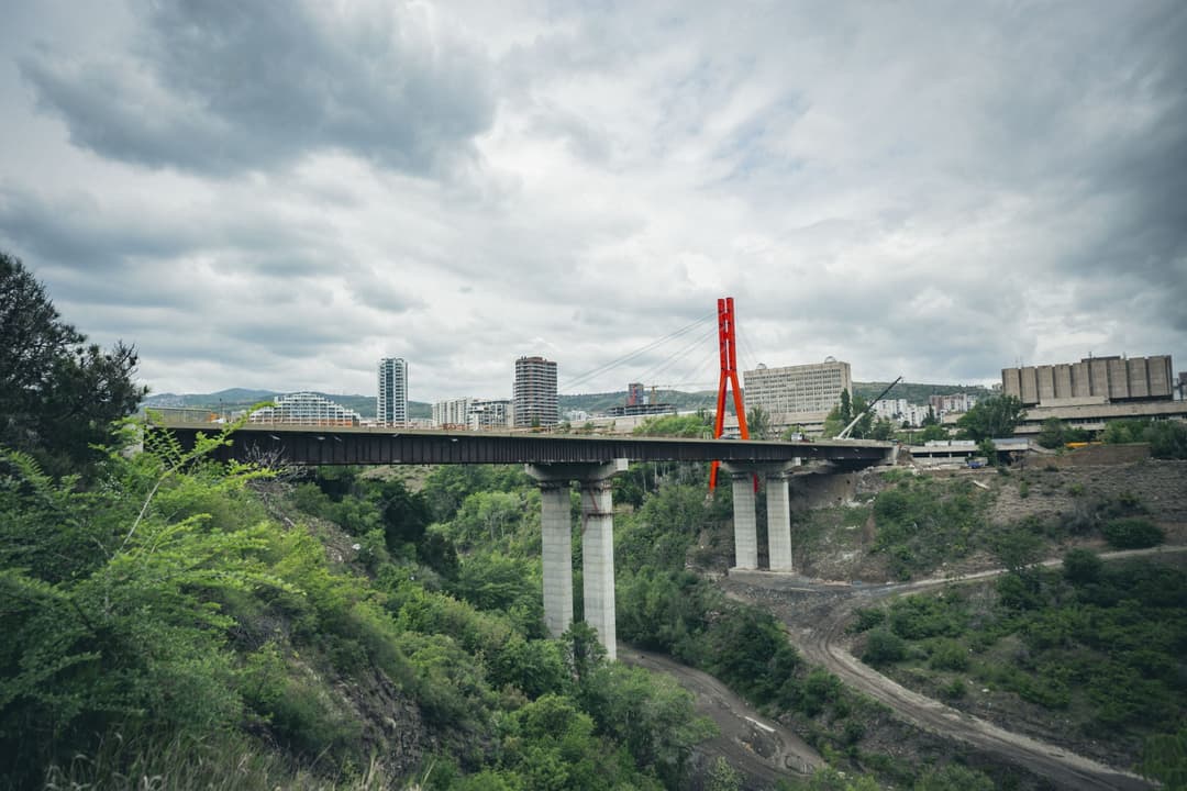 ბაგების დასახლებისა და უნივერსიტეტის ქუჩის დამაკავშირებელი საავტომობილო ხიდის მშენებლობა სრულდება