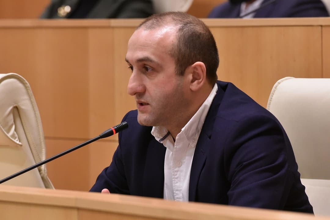 იაგო ხვიჩია საპარლამენტო უმრავლესობას – მოგიწოდებთ გამიჯნოთ პარლამენტის წევრებისათვის უფლებამოსილების შეწყვეტის სამი საკითხი ერთმანეთისგან