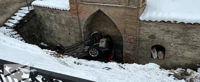 თელავში მძღოლმა საჭე ვერ დაიმორჩილა და სიმაღლიდან გადავარდა