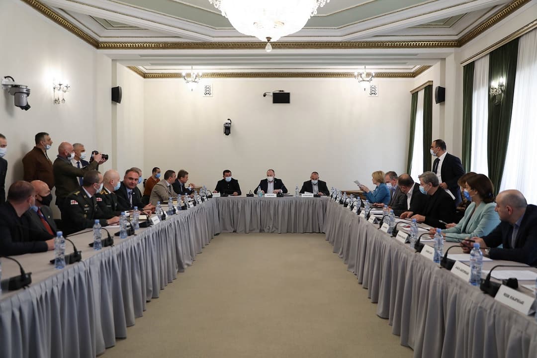 რეგიონული უსაფრთხოების საკითხებზე, თავდაცვისა და უშიშროების კომიტეტში, ძალოვანი უწყების წარმომადგენლებს მოუსმინეს