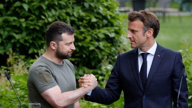 მაკრონი ზელენსკის დაჰპირდა, რომ უკრაინას საჰაერო თავდაცვის გაძლიერებაში დაეხმარება