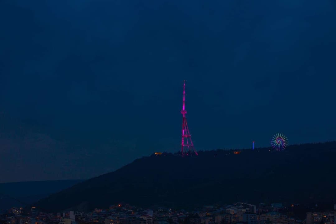 თბილისის სატელევიზიო ანძა ვარდისფრად განათდა