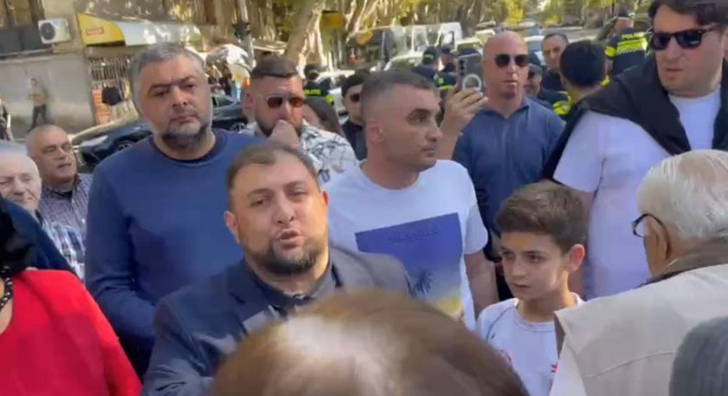 მე-10 საჯარო სკოლის მოსწავლეების მშობლები სკოლის დაჩქარებულ რეჟიმში მშენებლობას ითხოვენ