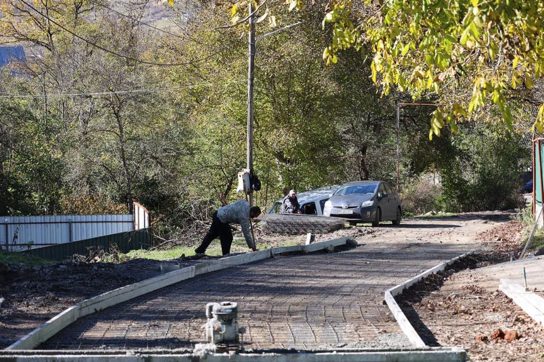 ბორჯომის მუნიციპალიტეტის სოფელ კორტანეთში შიდა საგზაო ინფრასტრუქტურის მოწყობის სამუშაოები მიმდინარეობს