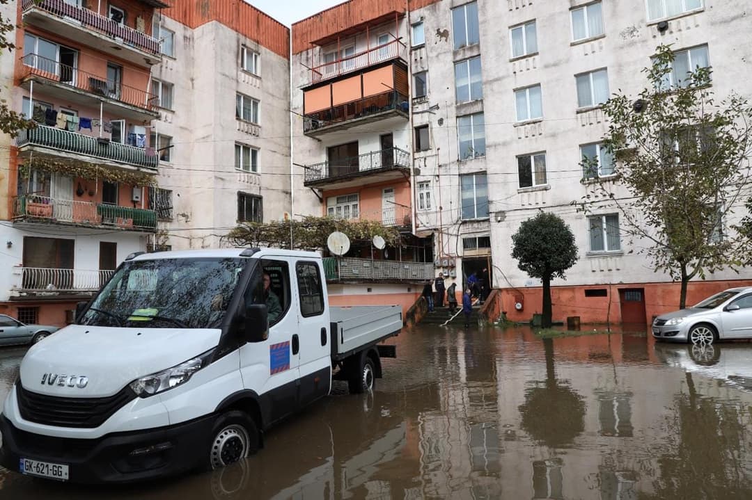 ფოთში სტიქიის შედეგად დაზიანებულია სახლების სახურავები, დატბორილია ეზოები და საცხოვრებელი სახლების პირველი სართულები