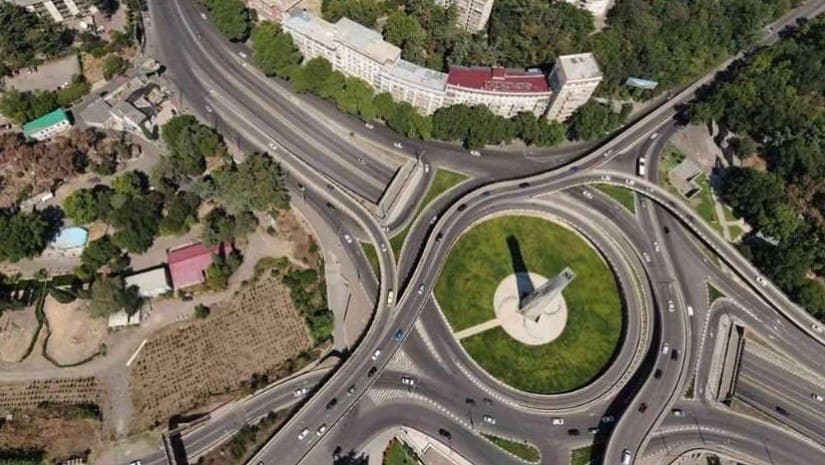 გმირთა მოედნიდან ზვიად გამსახურდიას სახელობის სანაპირომდე არსებული საგზაო მონაკვეთის რეაბილიტაცია-რეკონსტრუქცია იწყება