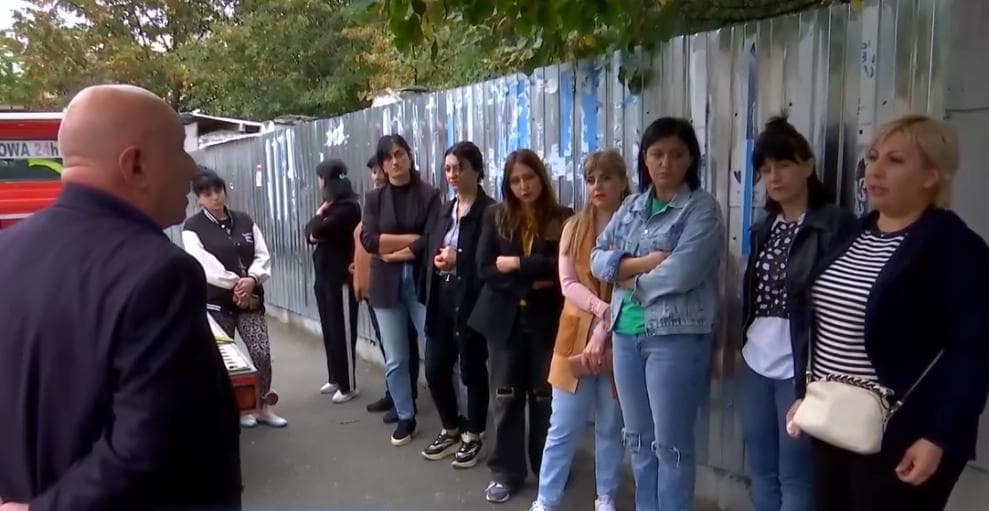 გორის მე-11 საჯარო სკოლის მოსწავლეების მშობლები სკოლის მშენებლობის გაჭიანურებას აპროტესტებენ