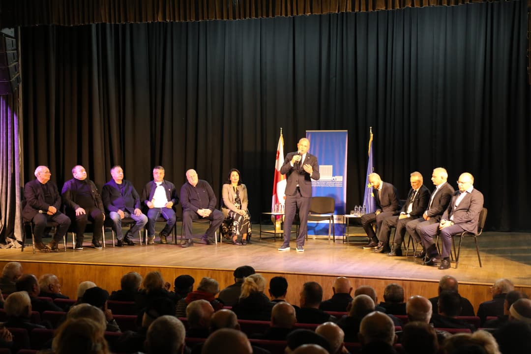ლევან მგალობლიშვილი ზუგდიდში აფხაზეთიდან დროებით დევნილ მოსახლეობას შეხვდა