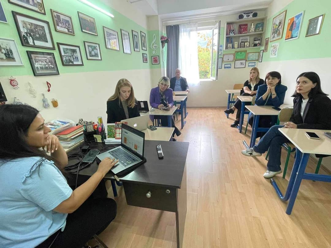 სკოლა-ლიცეუმ NK-ში English Book Education-ის წარმომადგენლების ტრენინგი ჩატარდა