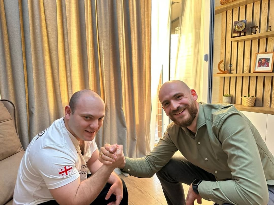 პარამკლავჭიდში მსოფლიოს ორგზის ჩემპიონს ლაშა მიქავას აფხაზეთის განათლებისა და კულტურის სამინისტროს საპატიო სიგელი გადაეცა