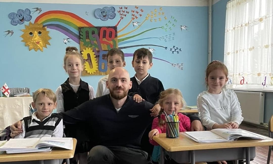 დავით მორგოშია ქუთაისში, აფხაზეთის №5 და ფოთში, აფხაზეთის №21 საჯარო სკოლებში იმყოფებოდა