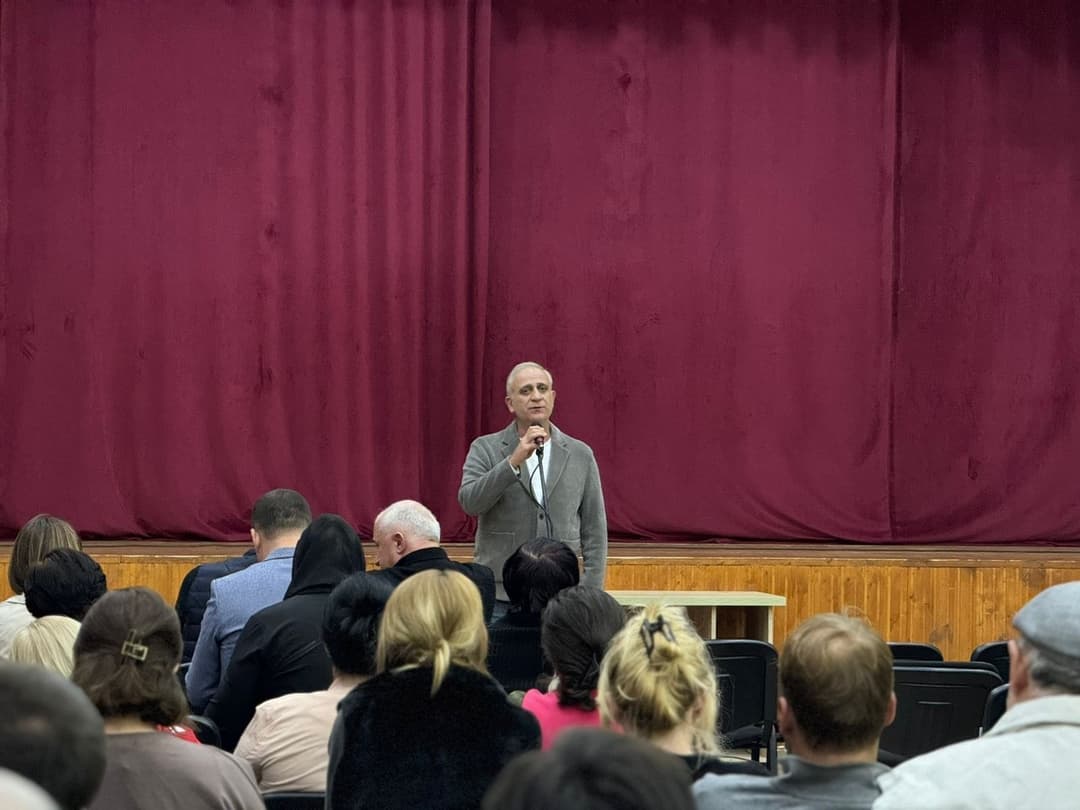 ლაშა ქარდავა ხონში მცხოვრებ აფხაზეთიდან დროებით დევნილ მოსახლეობას შეხვდა