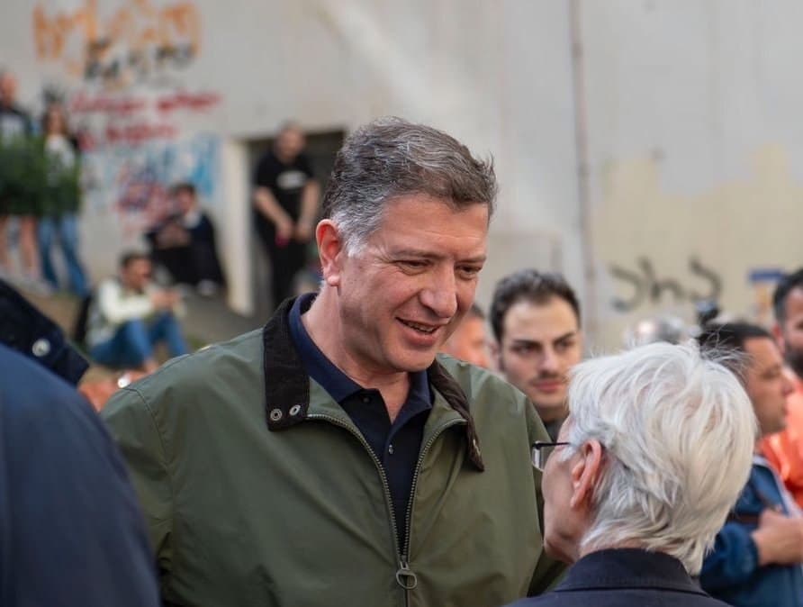 გიგი უგულავა – გახარია არის ობოლი “ქოცი”, რომელიც გამოაგდეს “საქოცეთიდან”, ისიც უნდა განგვიმარტოს, “ქოცია” თუ “ევროქოცია”