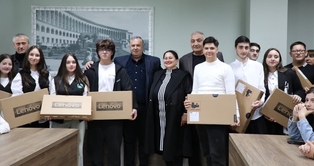 წყალტუბოს მუნიციპალიტეტის საჯარო სკოლების მეათე კლასელები, რომლებმაც საბაზო საფეხური წარმატებით დაამთავრეს, პერსონალური კომპიუტერებით დაჯილდოვდნენ